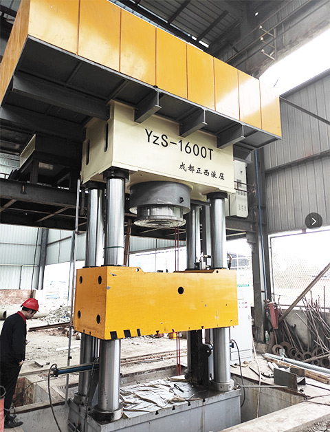 1600噸四柱式液壓機已經開機運行了3個小時 1600噸四柱式液壓機已經開機運行了3個小時